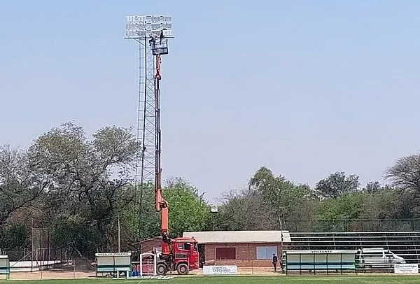 Instalación de iluminación de canchas
