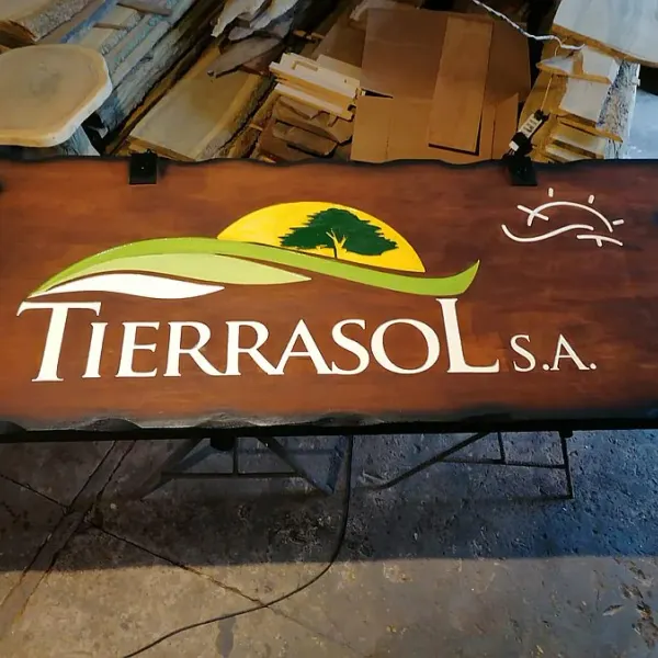 Carteles de madera tallados
