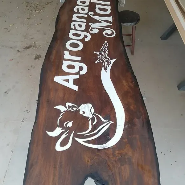 Carteles de madera tallados