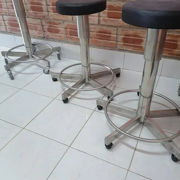 Taburete Regulable con Tapón de Goma o con Ruedas giratorias